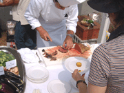 肉を切り分けるシェフ