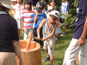 子どもたちの餅つき大会